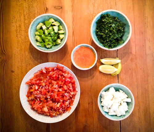 Brauner Reis und Bohnen mit Ingwer-Chili-Salsa und Tomatensalat