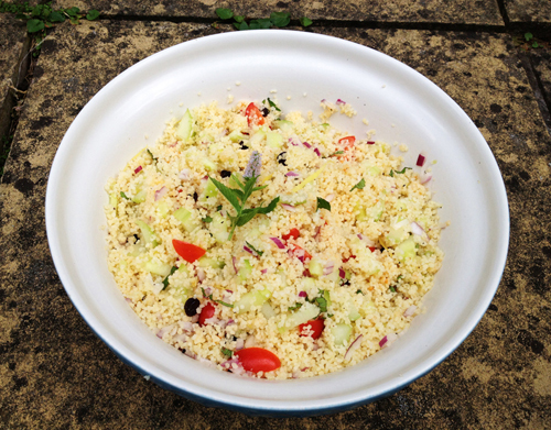 Couscous-Salat mit Tintenfisch und Gemüsespieß vom Grill