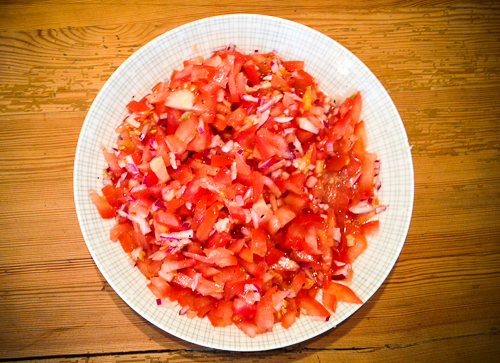 Brauner Reis und Bohnen mit Ingwer-Chili-Salsa und Tomatensalat