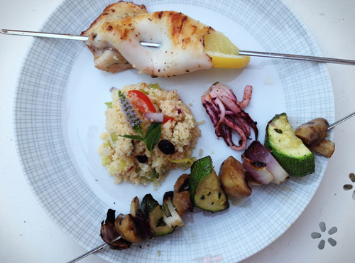 Couscous-Salat mit Tintenfisch und Gemüsespieß vom Grill