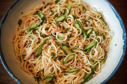 Spaghetti Carbonara mit grünem Spargel