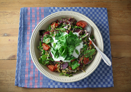 Sommer-Salat mit Grünkern, Ofentomaten &amp; griechischem Joghurt