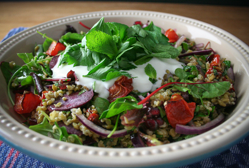 Sommer-Salat mit Grünkern, Ofentomaten &amp; griechischem Joghurt