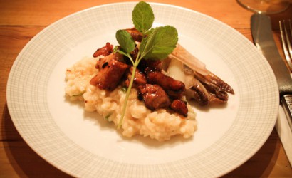 Glasiertes Huhn auf Risotto mit Chicorée