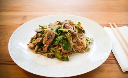 Gebratene Bittermelone mit Rindfleisch und Reisvermicelli, vietnamesisch