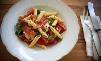 Sommerpasta: Penne mit Cocktailtomaten, Mozzarella, Basilikum & Parmaschinken
