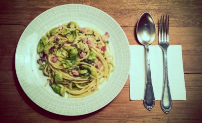 Spaghetti Carbonara mit entblättertem Rosenkohl