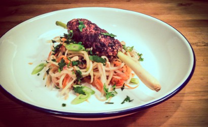 Grüner Papayasalat mit Zitronengras-Spießen, vietnamesisch
