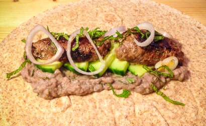 Köfte mit Baba Ghannouj (Auberginen-Tahini-Paste) im Fladenbrot