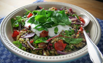 Sommer-Salat mit Grünkern, Ofentomaten & griechischem Joghurt