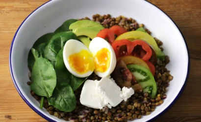 Lauwarmer Linsensalat mit Tomaten, Avocado, Spinat, Eiern und Ziegenfrischkäse