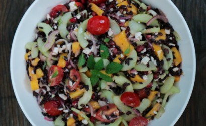 Schwarzer Reissalat mit Mango, Tomaten, Gurken, Feta & Granatapfelkernen