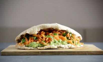 VEGANE PITTA MIT KAROTTEN-TAHIN-SALAT UND GUACAMOLE