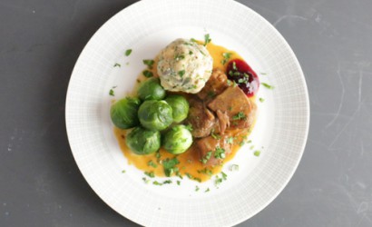 RAGOUT VON DER PUTENOBERKEULE MIT SEMMELKNÖDELN & ROSENKOHL