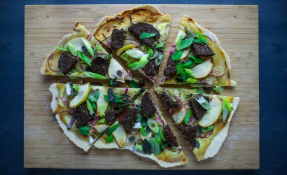 FLAMMKUCHEN MIT APFEL, BLUTWURST & WASABI