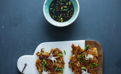 AUS UNSEREM KOCHBUCH „MAMPF“: PANCAKES MIT TINTENFISCH & KIMCHI, KOREANISCH