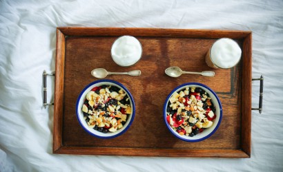 OVERNIGHT OATS MIT BEEREN, BANANE & NÜSSEN
