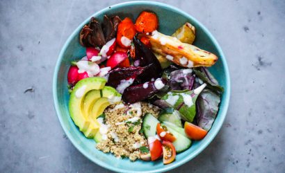 QUINOA-BOWL FEAT. OFENGEMÜSE, AVOCADO, RADIESCHEN …