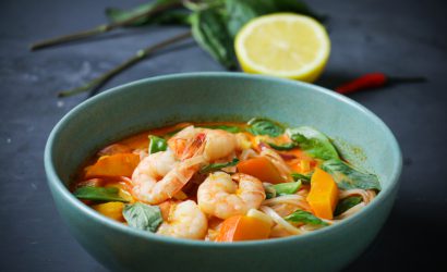 THAILÄNDISCHE, ROTE CURRYSUPPE MIT HOKKAIDO & GARNELEN
