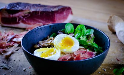 SÜDTIROLER PORRIDGE MIT KRÄUTERSEITLING, EI, FELDSALAT, MEERRETTICH & SÜDTIROLER SPECK g.g.A.