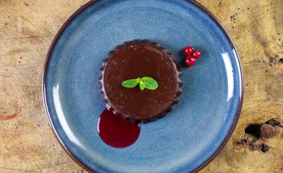 KAKAO-KOKOS-PANNA-COTTA MIT JOHANNISBEERCOULIS