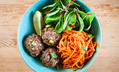 VIETNAMESISCHE BOWL: SÜSSKARTOFFELNUDELN MIT INGWER-HACK-BÄLLCHEN & SALAT!