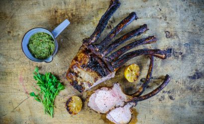 GLASIERTES DUROC SCHWEINSKARREE MIT CHIMICHURRI
