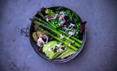 FRÜHLINGSBOWL MIT QUINOA, ERBSEN, GRÜNER SPARGEL, ZUCCHINI …