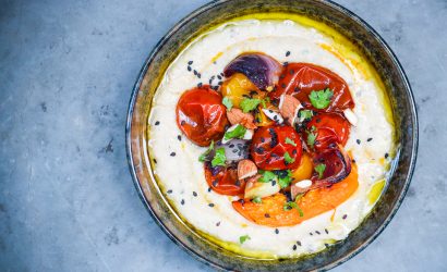 CANNELLINI-DATTEL-HUMUS MIT OFENGERÖSTETEN TOMATEN & MANDELN