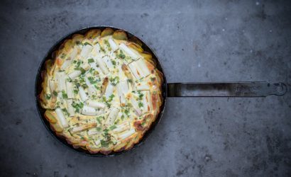SPARGELQUICHE MIT EINEM BODEN AUS KARTOFFELN